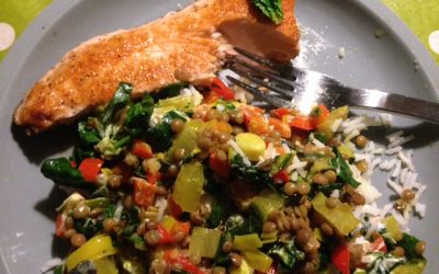 Ein großartiges Rezept für ein entzündungshemmendes Mittag oder Abendessen: Berglinsen mit Mangold und gebratenes Lachsfilet