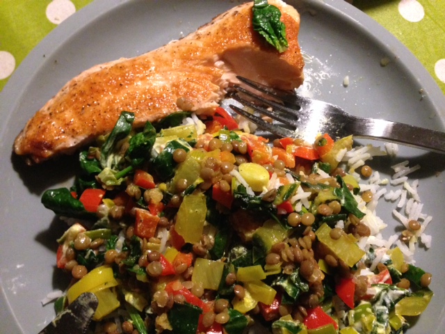 Ein großartiges Rezept für ein entzündungshemmendes Mittag oder Abendessen: Berglinsen mit Mangold und gebratenes Lachsfilet